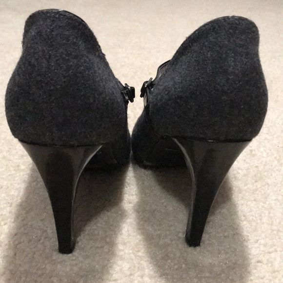 Dana Buchman pump with ankle strap. Size 8.5 - Picture 4 of 6